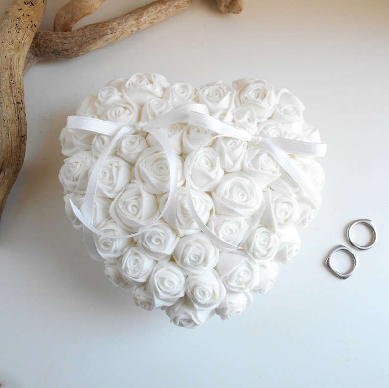 PORTAFEDI CUORE con rose bianche di stoffa alternativa al cuscino portafedi matrimonio image 2