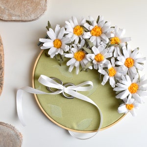 RING HOLDER with daisies, Embroidery hoop, Alternative ring pillow, floral ring pillow, rustic wedding ring box, romantic wedding