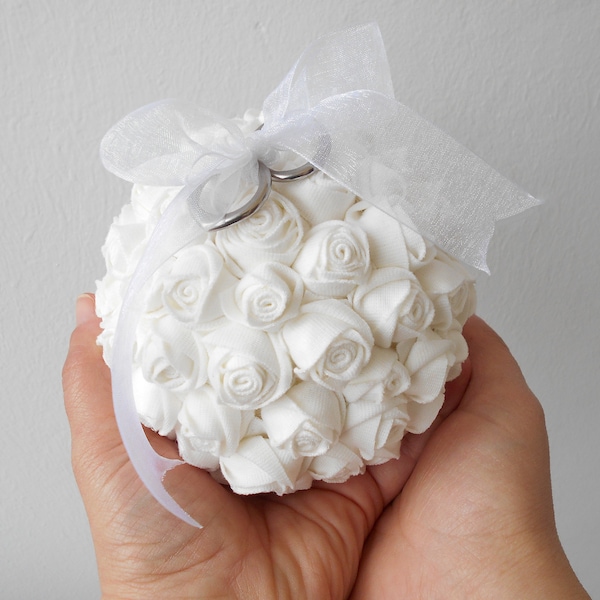 Porte alliances avec roses blanches en tissu, alternative au classique porta alliances, sphere, boule porte alliances, coussin mariage