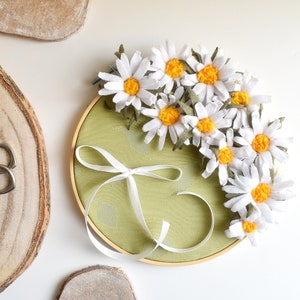 RING HOLDER with DAISIES, Embroidery hoop, Alternative ring pillow, floral ring pillow, rustic wedding ring box, romantic wedding
