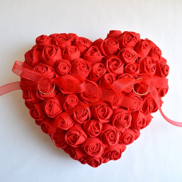 Coeur porte alliances avec roses rouges en tissu - boite alliance - coussin alliance