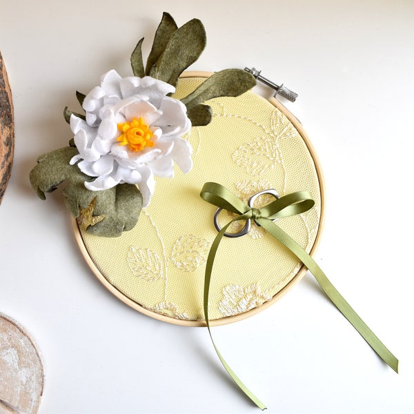 PORTE-ALLIANCES cercle en bois et fleurs en tissu. Porte-alliances pour un mariage champêtre chic
