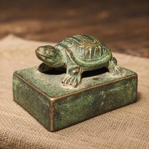 Vintage Antique Bronze Turtle Stamp Figurine Mini Longevity Tortoise Statue Ancient Chinese Seal Desk Paperweight Feng Shui Decor Gift