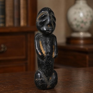 Hongshan-Kultur Sonnengott-Figur Antike Stammes-Schnitzerei Artefakt Meteoritenstil Statue Seltene asiatische Antiquität Kuriositätenkabinett Geschenk