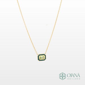 Peut inclure: Un collier doré avec un pendentif rectangulaire en pierre précieuse vert clair. Le pendentif est encadré d'une bordure vert foncé. Le collier est une chaîne délicate, adaptée au quotidien. Bijoux Ojanā Joaillerie.