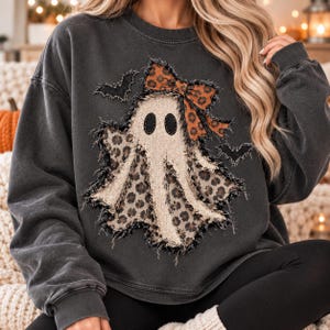 Luipaardspook PNG, nep-Halloween-spook met strik, vintage sublimatie voor het griezelige seizoen