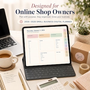 Könnte beinhalten: Ein digitales Tablet zeigt einen 2026-2028 Small Business Digital Planner mit Abschnitten für Prioritäten, Geschäftsziele, Aufgaben, Verkäufe und Marketing. Der Bildschirm zeigt den Text Designed for Online Shop Owners und Plan with purpose.