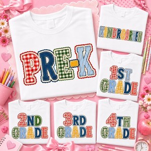 Könnte beinhalten: Eine Kollektion weißer T-Shirts mit bunten Applikationsbuchstaben im Karomuster. Die Shirts zeigen verschiedene Klassenstufen wie Pre-K, Kindergarten, 1st Grade, 2nd Grade, 3rd Grade und 4th Grade in rotem, blauem, grünem und gelbem Stoff.