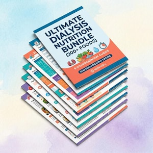 Könnte beinhalten: Ein Stapel gedruckter Ratgeber mit dem Titel "Ultimate Dialysis Nutrition Bundle (200+ Foods)". Das Cover ist weiß und orange mit blauen Akzenten und Illustrationen von Lebensmitteln und Organen. Die Ratgeber sind für dialysefreundliche Ernährung.