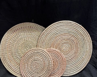 Mantel individual redondo hecho de cañas tejidas, hecho a mano en Senegal — posavasos artesanal, decoración de mesa bohemia natural