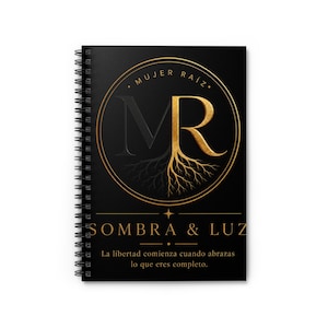 Puede incluir: Cuaderno negro con espiral y diseño dorado y negro. La portada presenta el texto "MUJER RAIZ" y "SOMBRA & LUZ" en letras doradas. El cuaderno también tiene la cita "La libertad comienza cuando abrazas lo que eres completo."
