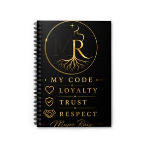 Puede incluir: Un cuaderno de espiral negro con un logotipo circular dorado que muestra las letras MR y raíces de árbol. Debajo del logo, el texto dice MY CODE, seguido de iconos y las palabras LOYALTY, TRUST y RESPECT, terminando con Mujer Raiz.
