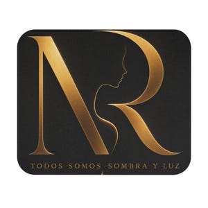 Puede incluir: Un diseño gráfico cuadrado con una letra N grande y una letra R en color dorado sobre un fondo negro. El espacio negativo entre las letras forma la silueta de un perfil. El texto TODOS SOMOS SOMBRA Y LUZ aparece en dorado en la parte inferior.