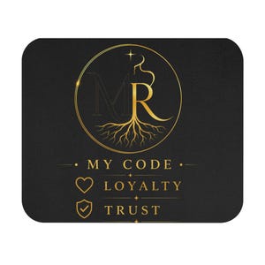 Puede incluir: Una alfombrilla de ratón rectangular negra con un logotipo circular dorado que muestra las letras MR y raíces de árbol. Debajo del logo, el texto dice MY CODE, seguido de un icono de corazón con LOYALTY y un escudo con TRUST en dorado.