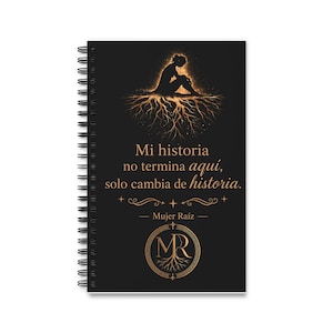 Puede incluir: Un cuaderno de espiral negro con una ilustración dorada de una figura sentada con raíces que se extienden hacia abajo. El texto dice: Mi historia no termina aquí, solo cambia de historia. Mujer Raíz, con un logotipo circular con las letras MR.