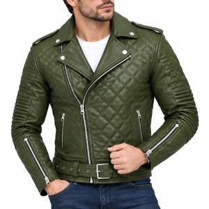 Könnte beinhalten: Eine olivgrüne gesteppte Leder-Motorradjacke mit breitem Reverskragen, silberfarbenen Metallreißverschlüssen an der Vorderseite und den Ärmeln, Schulterklappen und einem verstellbaren Taillengürtel mit silberner Schnalle, getragen über einem weißen T-Shirt.