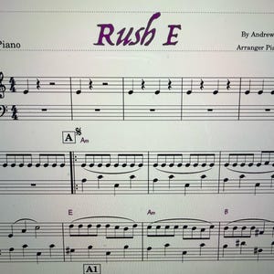 Pode incluir: Partitura de "Rush E" para piano f&aacute;cil, com notas musicais e pautas. O t&iacute;tulo est&aacute; em escrita roxa, e o compositor e o arranjador tamb&eacute;m est&atilde;o listados. A m&uacute;sica inclui armaduras, indica&ccedil;&otilde;es de compasso e s&iacute;mbolos de acordes.