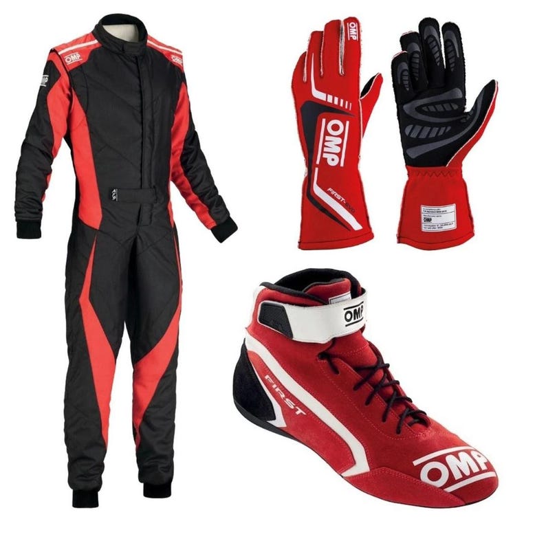 Puede incluir: Un traje de carreras OMP negro y rojo, un par de guantes de carreras OMP rojos y negros con detalles en blanco, y un zapato de carreras OMP rojo, blanco y negro. El traje presenta mangas largas y un cuello alto, con la marca OMP visible.