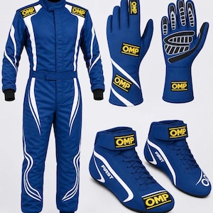 Op de afbeelding: Een blauw racepak met witte accenten en OMP-branding, een paar blauwe racehandschoenen met zwarte grip-patronen en OMP-logo's, en een paar blauwe raceschoenen met witte strepen, OMP-branding en het woord FIRST aan de zijkant.
