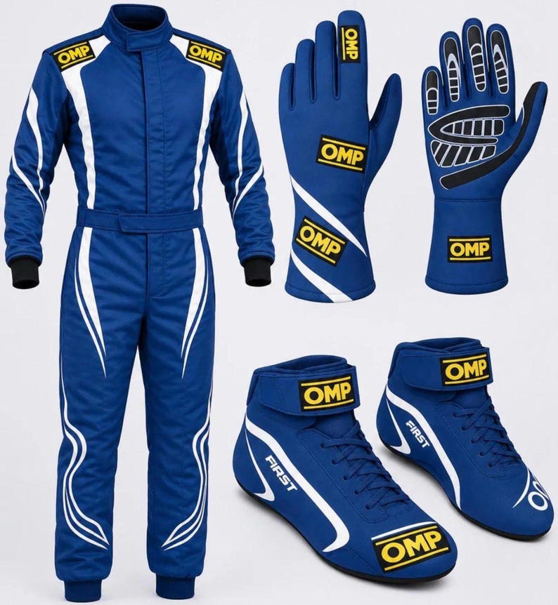 Op de afbeelding: Een blauw racepak met witte accenten en OMP-branding, een paar blauwe racehandschoenen met zwarte grip-patronen en OMP-logo's, en een paar blauwe raceschoenen met witte strepen, OMP-branding en het woord FIRST aan de zijkant.