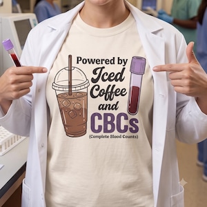 Präsentiert von Eiskaffee und CBLs Shirt, medizinischer Laborwissenschaftler Geschenk, Phlebotomist T-Shirt, MLT Lab Tech Tshir