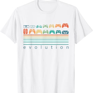 Könnte beinhalten: Ein weißes T-Shirt mit kurzen Ärmeln und einem Grafikdruck verschiedener bunter Videospiel-Controller, die in zwei Reihen über einer Reihe horizontaler Streifen in Orange-, Gelb- und Türkistönen angeordnet sind, mit dem Wort evolution darunter.