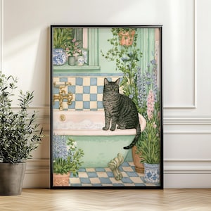 Può includere: Una stampa artistica incorniciata raffigura un gatto tigrato seduto sul bordo di una vasca da bagno verde menta. La scena del bagno comprende un rubinetto dorato, piastrelle a scacchi blu e bianche e piante in vaso. L'opera d'arte è in una cornice nera.