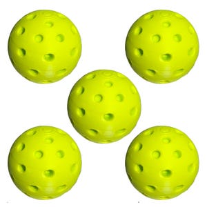 Op de afbeelding: Vijf felgele pickleballs met meerdere ronde gaten. De ballen zijn gelijkmatig verdeeld en lijken gemaakt van een duurzaam plastic materiaal. De ballen zijn ontworpen voor sporten, geschikt voor binnen of buiten.