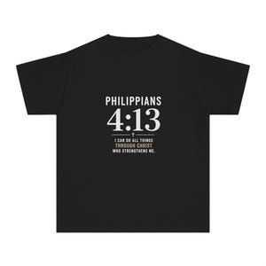 Puede incluir: Camiseta negra con el texto blanco "PHILIPPIANS 4:13" y la frase "I CAN DO ALL THINGS THROUGH CHRIST WHO STRENGTHENS ME." Un diseño sencillo y potente para el uso diario.