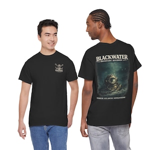 以下が含まれることがあります： 「Blackwater Recovery Division」のロゴが入った黒いTシャツ。片方のシャツは前面に小さなロゴ、背面にダイバーヘルメットのグラフィックが入っています。もう片方のシャツは前面に小さなロゴが入っています。