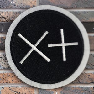 Broderad lapp med Positive Time +X – Stryklapp med minimalistisk symbol