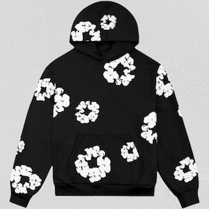 Könnte beinhalten: Schwarzer Kapuzenpullover mit weißem Blumenmuster. Der Hoodie hat eine Kapuze mit Kordelzug und eine Kängurutasche. Weiße Blumendesigns sind über die Vorderseite, den Rücken und die Ärmel verteilt.