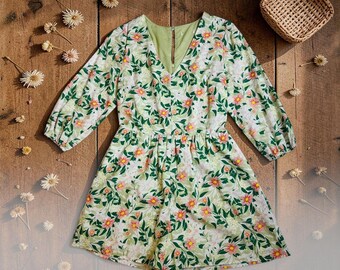 Artículo 66 Mono corto floral con aberturas de la marca Fashion Label, talla M