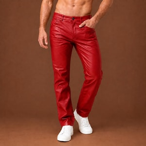 Könnte beinhalten: Helle rote Lederhose mit klassischem Fünf-Taschen-Design, Knopfverschluss an der Taille und geradem Beinverlauf. Die Hose hat eine glatte, halbglänzende Oberfläche und wird mit sauberen weißen Sneakern kombiniert, was eine lebendige Farbe zeigt.