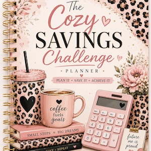 Peut inclure: Un agenda à spirales intitulé The Cozy Savings Challenge Planner avec un thème rose et imprimé léopard. Il présente un gobelet, une tasse à café avec le texte coffee fuels goals, une calculatrice rose, des livres empilés et un stylo.