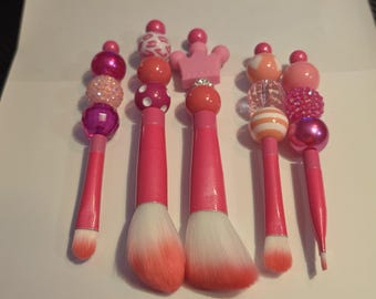 Pinceaux de maquillage en perles d'inspiration princesse dans des tons roses.  Perles à la main