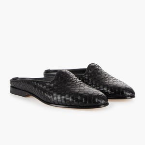 Mules de cuero negro tejido a mano para hombre, mocasines de verano, zapatos de vestir sin talón, zapatillas casuales estilo italiano para resort.