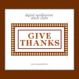 以下が含まれることがあります： 茶色のピクセル化された文字で「GIVE THANKS」と書かれたデジタルニードルポイントステッチチャート。デザインには茶色と白のチェック柄の縁取りと、細い赤い長方形のフレームが含まれています。下部には「stuyvesantstitchco」というテキストがあります。