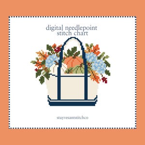 Peut inclure: Un diagramme de point de canevas numérique représentant une illustration en pixel art d'un sac fourre-tout crème avec des bordures bleu foncé, rempli de citrouilles orange, d'hortensias bleus et de feuilles d'automne. Texte : digital needlepoint stitch chart.