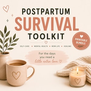 Może przedstawiać: Beżowy kubek z sercem, wypełniony ciepłym napojem, stoi obok zapalonej świecy z sercem. Obraz zawiera tekst "POSTPARTUM SURVIVAL TOOLKIT" i "PRINTABLE BUNDLE". Tematem jest dbanie o siebie i uzdrowienie.