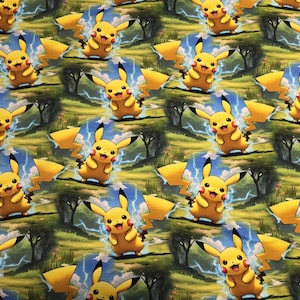 Könnte beinhalten: Ein sich wiederholendes Stoffmuster mit der gelben Figur Pikachu, die rote Wangen und einen blitzförmigen Schwanz hat. Die Figur ist vor einem Hintergrund aus grünen Hügeln, dunklen Bäumen und hellblauen elektrischen Blitzen dargestellt.