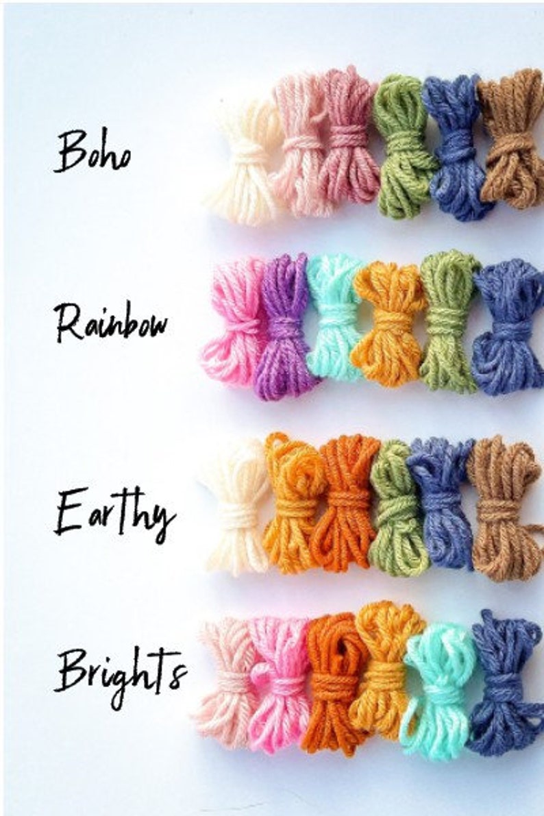 K&ouml;nnte beinhalten: Vier Reihen Garn in verschiedenen Farbpaletten: Boho, Regenbogen, Erdig und Leuchtend. Jede Reihe hat vier Kn&auml;uel Garn, die zu einer Schleife gebunden sind.