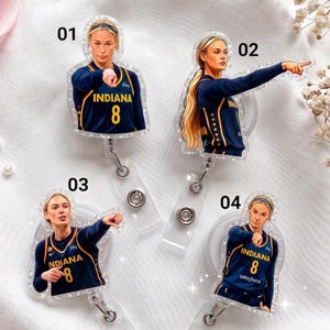 Può includere: Quattro portabadge in acrilico raffiguranti una giocatrice di basket con la maglia blu navy dell'Indiana numero 8. Ogni pezzo mostra una posa diversa, etichettata 01, 02, 03 e 04, con una finitura glitterata e una clip in plastica.