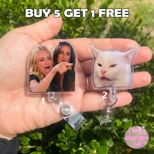 Kvinna som skriker åt en katt, namnskyltsrullar, virala meme-namnskyltsrullar, rolig nonchalant katt-ID-hållare, namnskyltsrulle för arbetsplatsen, tillbehör till sjuksköterskeveckan