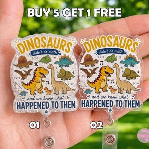 Peut inclure: Deux enrouleurs de badge en acrylique avec un motif de dinosaures de dessin animé et le texte "DINOSAURS didn't do math and we know what HAPPENED TO THEM". Le badge de gauche a une finition pailletée, celui de droite est transparent.