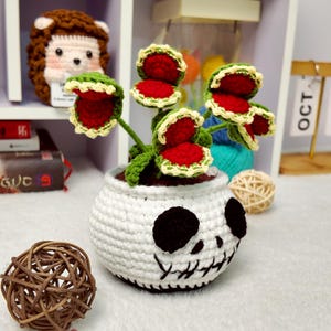 Crochet Venus Flytrap Plant, Jack Skellington Planter, Spooky Desk Decor, Gothic Halloween Gift for Horror Movie Fan, Cute Skull Pot