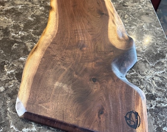 Tabla de embutidos de nogal negro con borde natural y asa – Tabla rústica para servir quesos