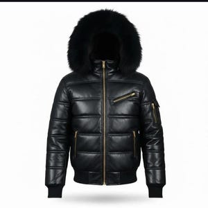 Könnte beinhalten: Schwarze Leder-Bomberjacke mit fellgefütterter Kapuze. Die Jacke hat einen Reißverschluss vorne, mehrere Reißverschlusstaschen und gerippte Bündchen und Saum. Die Jacke hat goldfarbene Reißverschlüsse und ein gestepptes Design.