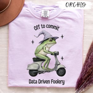 Camiseta "Off to Commit Data Driven Foolery", Camiseta divertida para BCBA, Camiseta para profesor de educación especial, Camiseta Frog Scooter Comfort Colors, Terapeuta ABA
