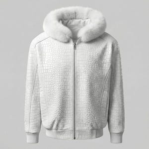 Puede incluir: Una chaqueta blanca con un patrón de textura de piel de cocodrilo en todo el cuerpo y las mangas. La prenda incluye una cremallera central de longitud completa, puños y dobladillo acanalados, y una capucha gruesa forrada con piel blanca.